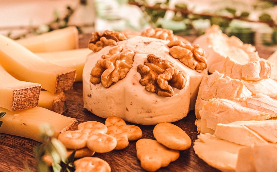 Fromager artisan retournant des meules de fromage dans une cave d'affinage